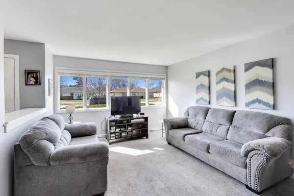 $475,000 | 915 South Na Wa Ta Avenue, Mount Prospect, IL 60056