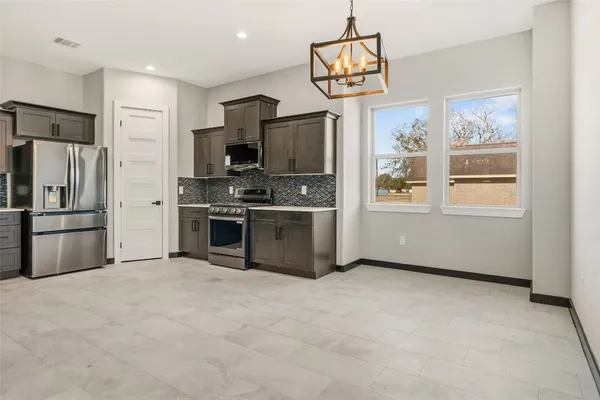 $2,400 | 208 Silverleaf Road, Sweeny, TX 77480