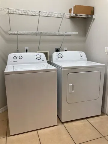 a view of a livingroom with closet
