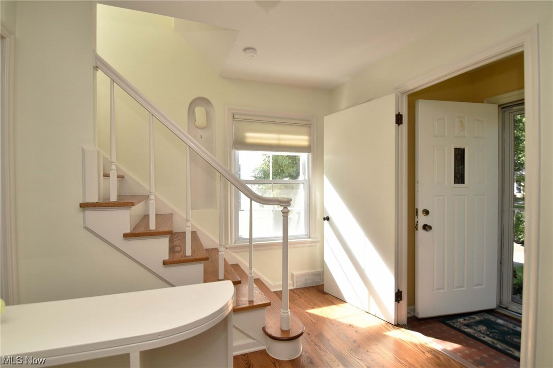 2295 Loyola Road Cleveland, OH 44118 - Photo 2 of 34