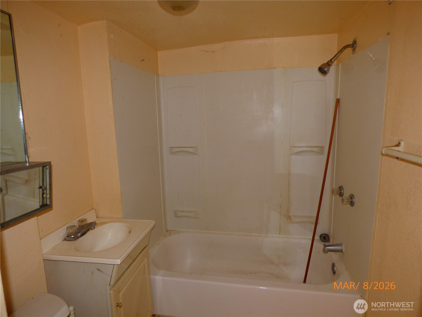 1801 West Second Street Aberdeen, WA 98520 - Photo 14 of 16 a bathroom with a sink toilet and shower