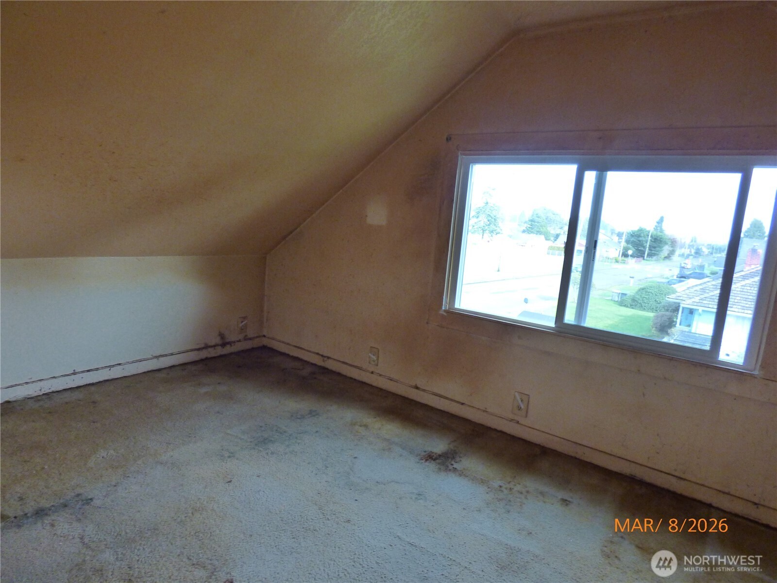 1801 West Second Street Aberdeen, WA 98520 - Photo 15 of 16 a view of a room that has a window in it