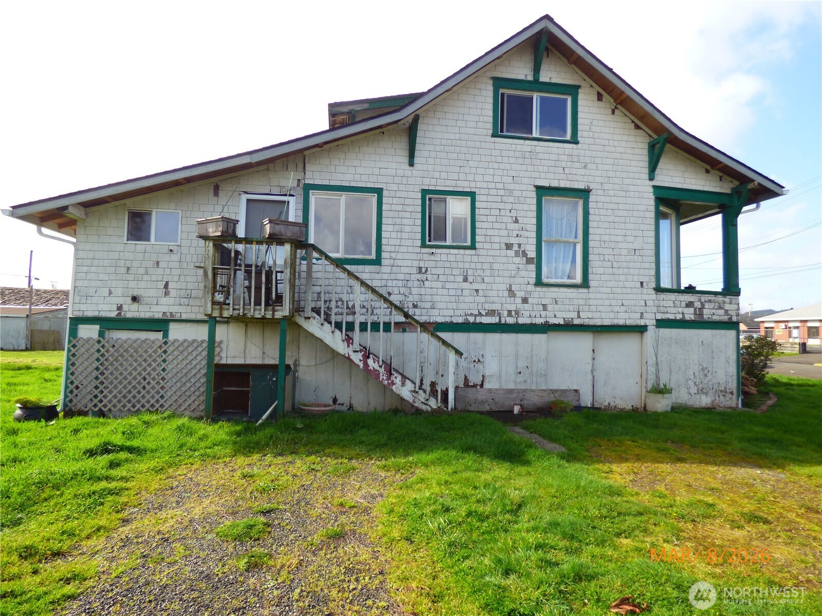 1801 West Second Street Aberdeen, WA 98520 - Photo 2 of 16 a front view of a house with yard and green space