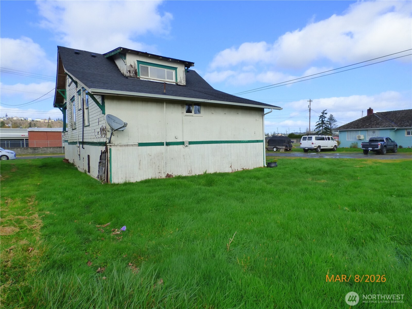1801 West Second Street Aberdeen, WA 98520 - Photo 3 of 16 a front view of a house with a garden