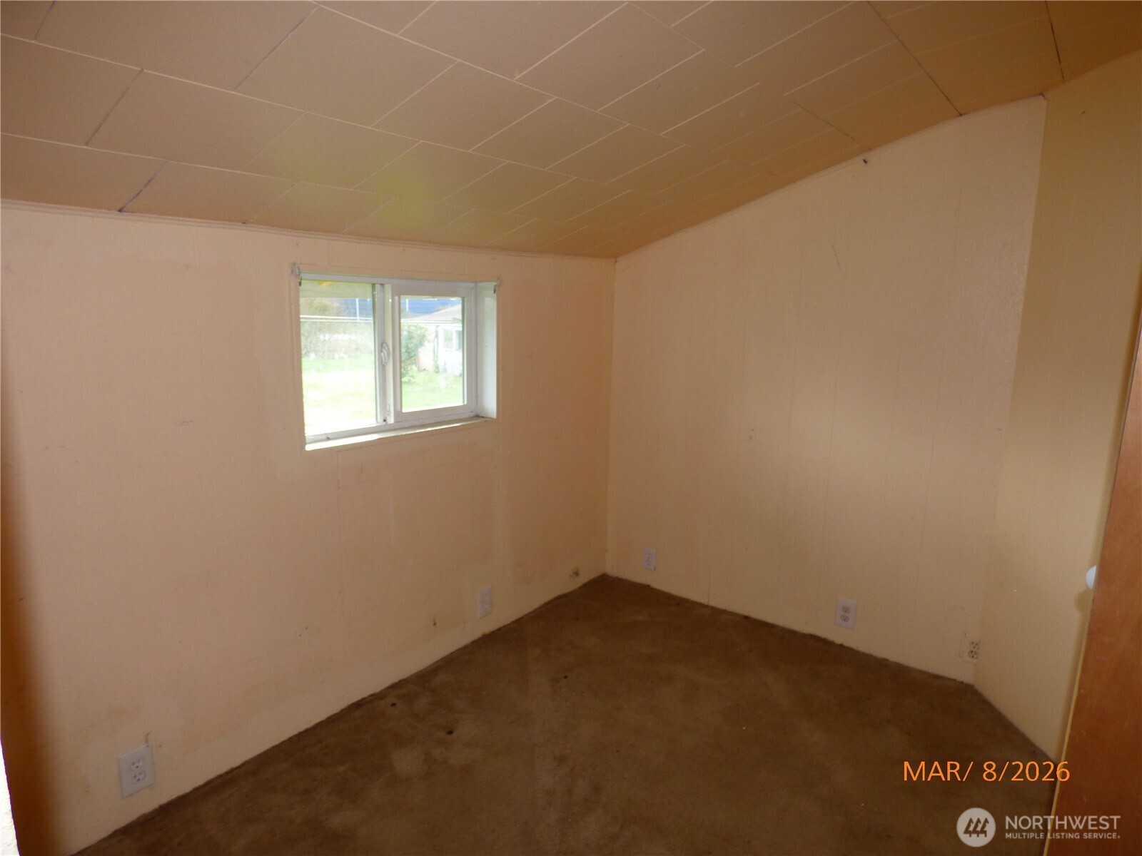 1801 West Second Street Aberdeen, WA 98520 - Photo 7 of 16 an empty room with a window