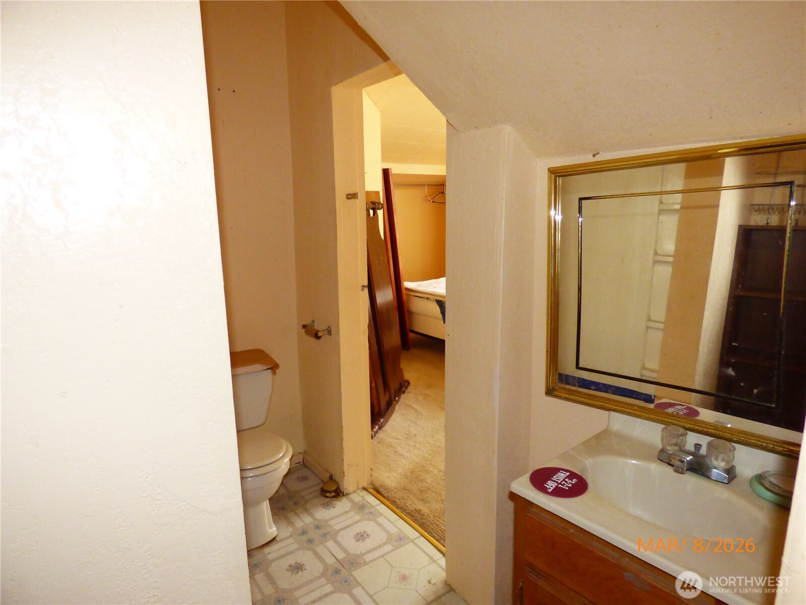 1801 West Second Street Aberdeen, WA 98520 - Photo 10 of 16 a bathroom with a sink and a mirror
