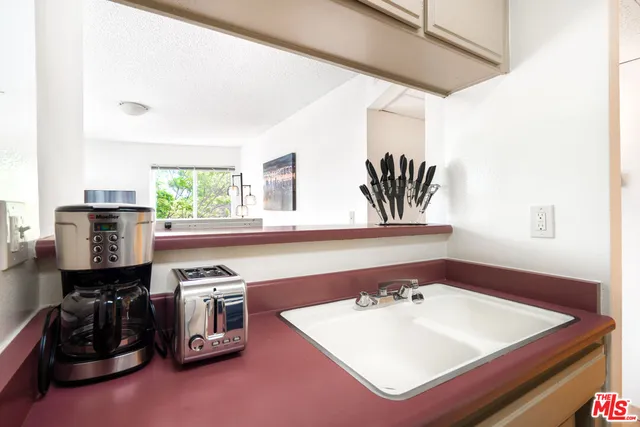 $2,000 | 3600 Bagley Avenue, Unit 206, Los Angeles, CA 90034