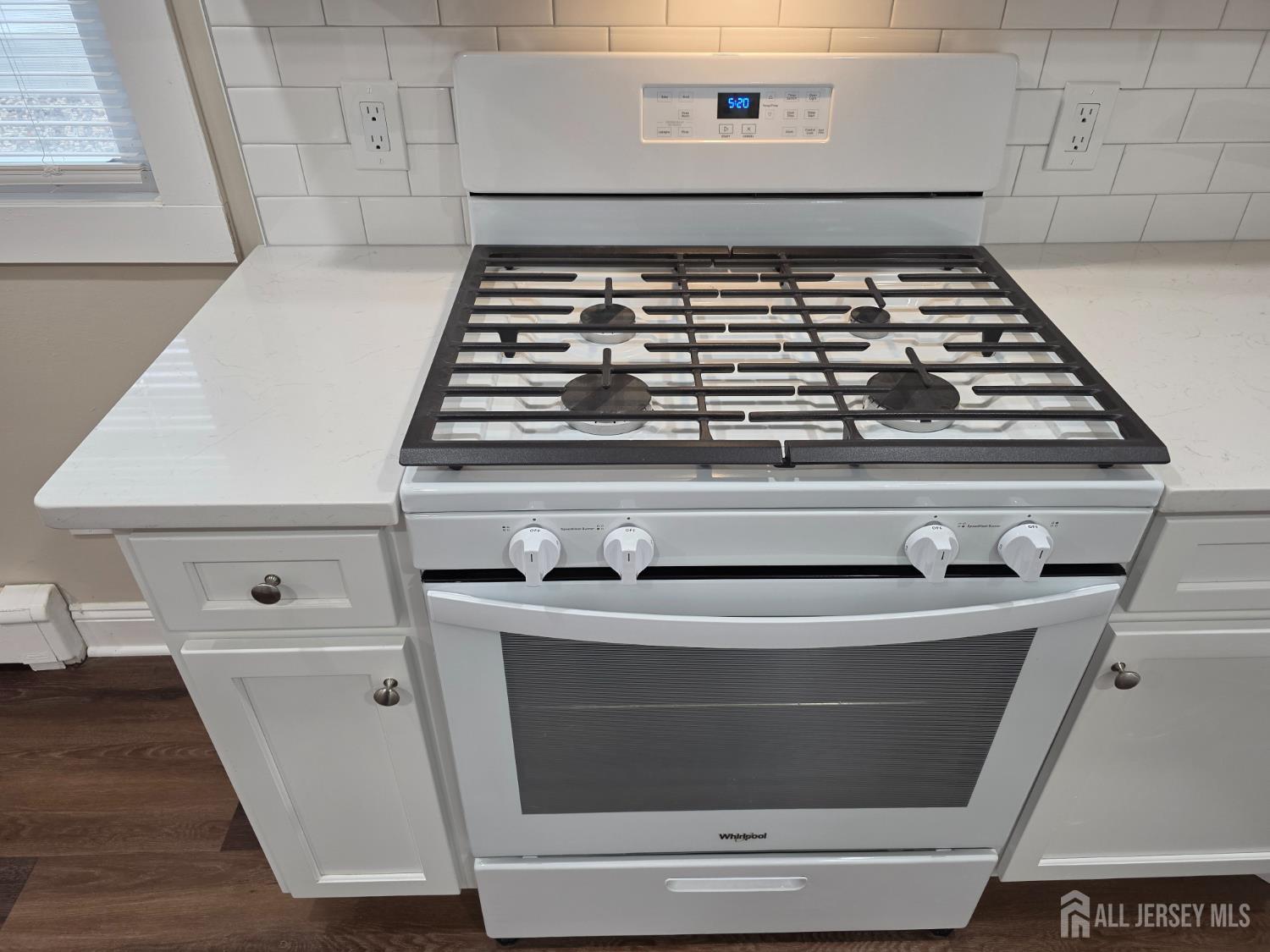 93 Player Avenue Edison, NJ 08817 - Photo 24 of 29 a close view of stove