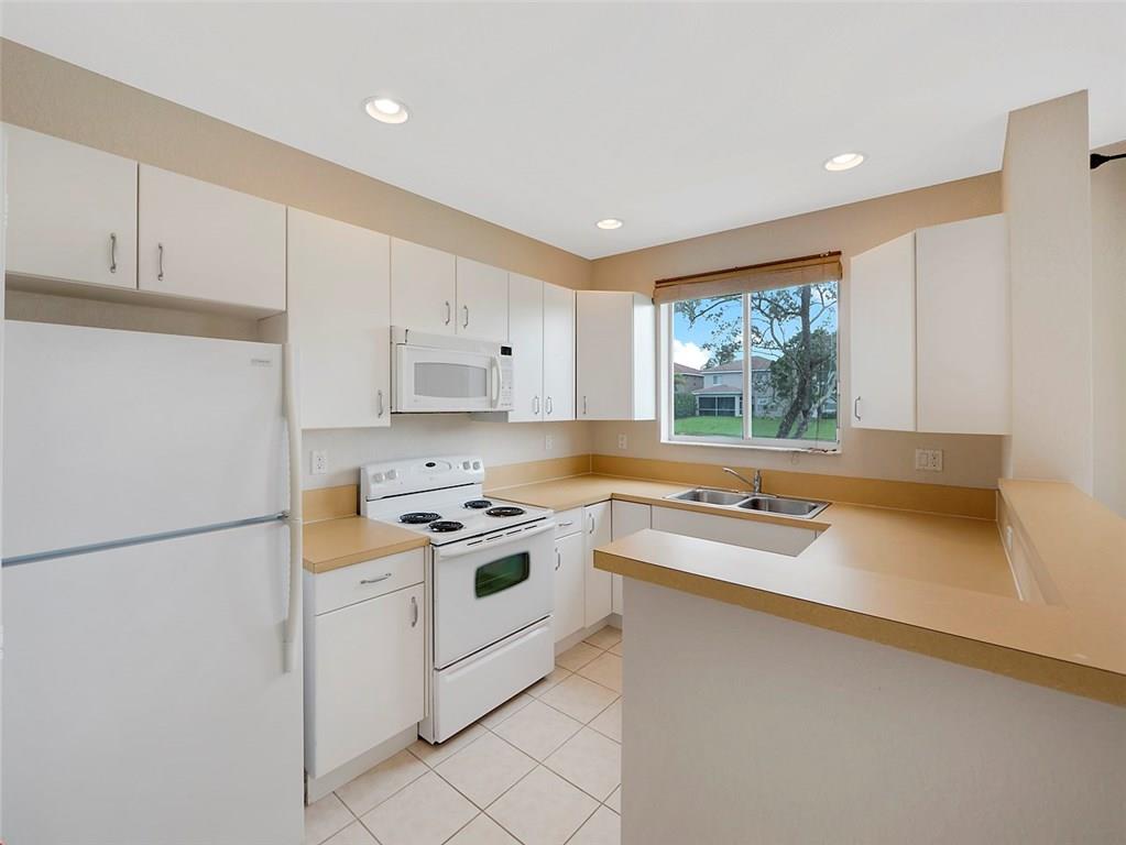 3075 Laurel Ridge Circle Riviera Beach, FL 33404 - Photo 3 of 12 Gallery Image 3