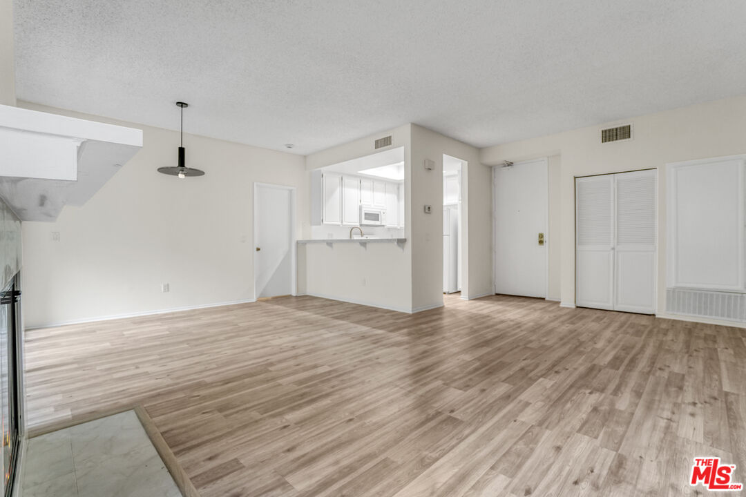 8707 Falmouth Avenue, Unit 101 Playa del Rey, CA 90293 - Photo 7 of 38