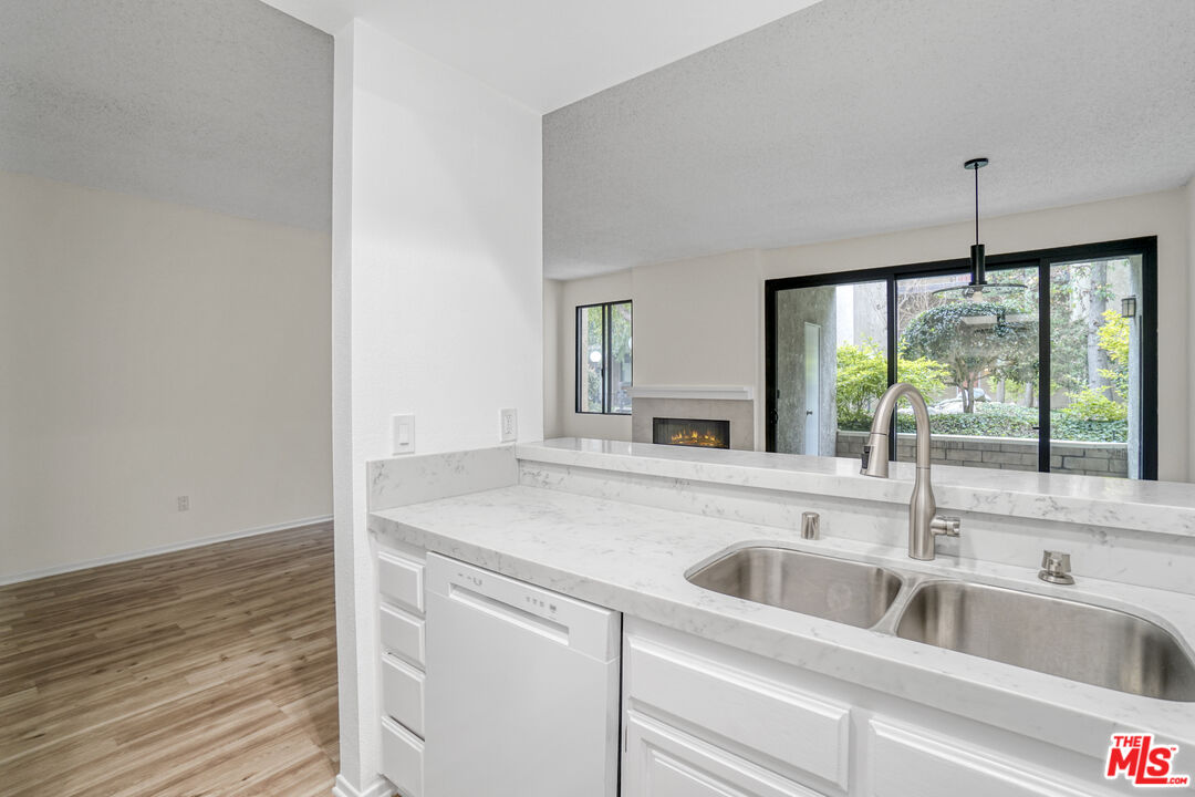 8707 Falmouth Avenue, Unit 101 Playa del Rey, CA 90293 - Photo 8 of 38