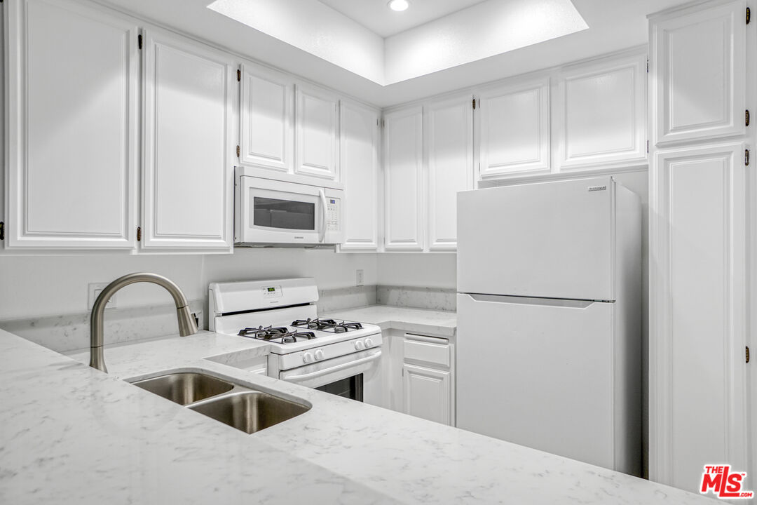 8707 Falmouth Avenue, Unit 101 Playa del Rey, CA 90293 - Photo 9 of 38