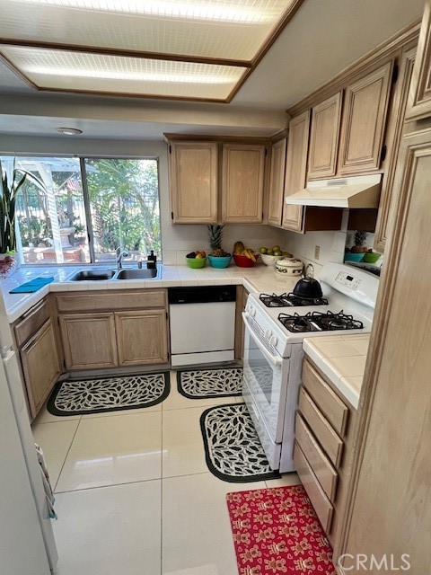 1455 Cresta Road Corona, CA 92879 - Photo 11 of 31 Kitchen looks out to the golf course view.