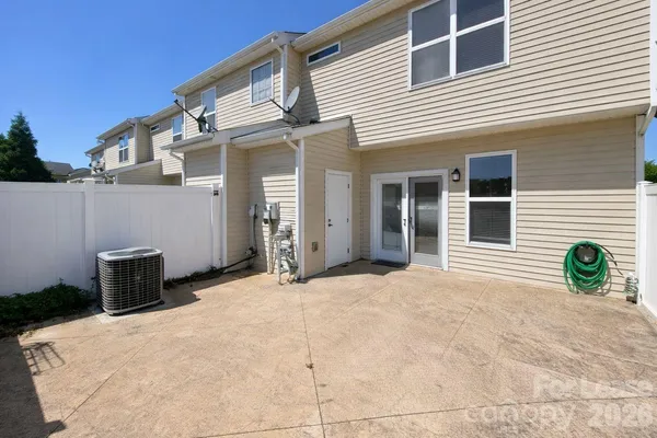 a view of a house with backyard