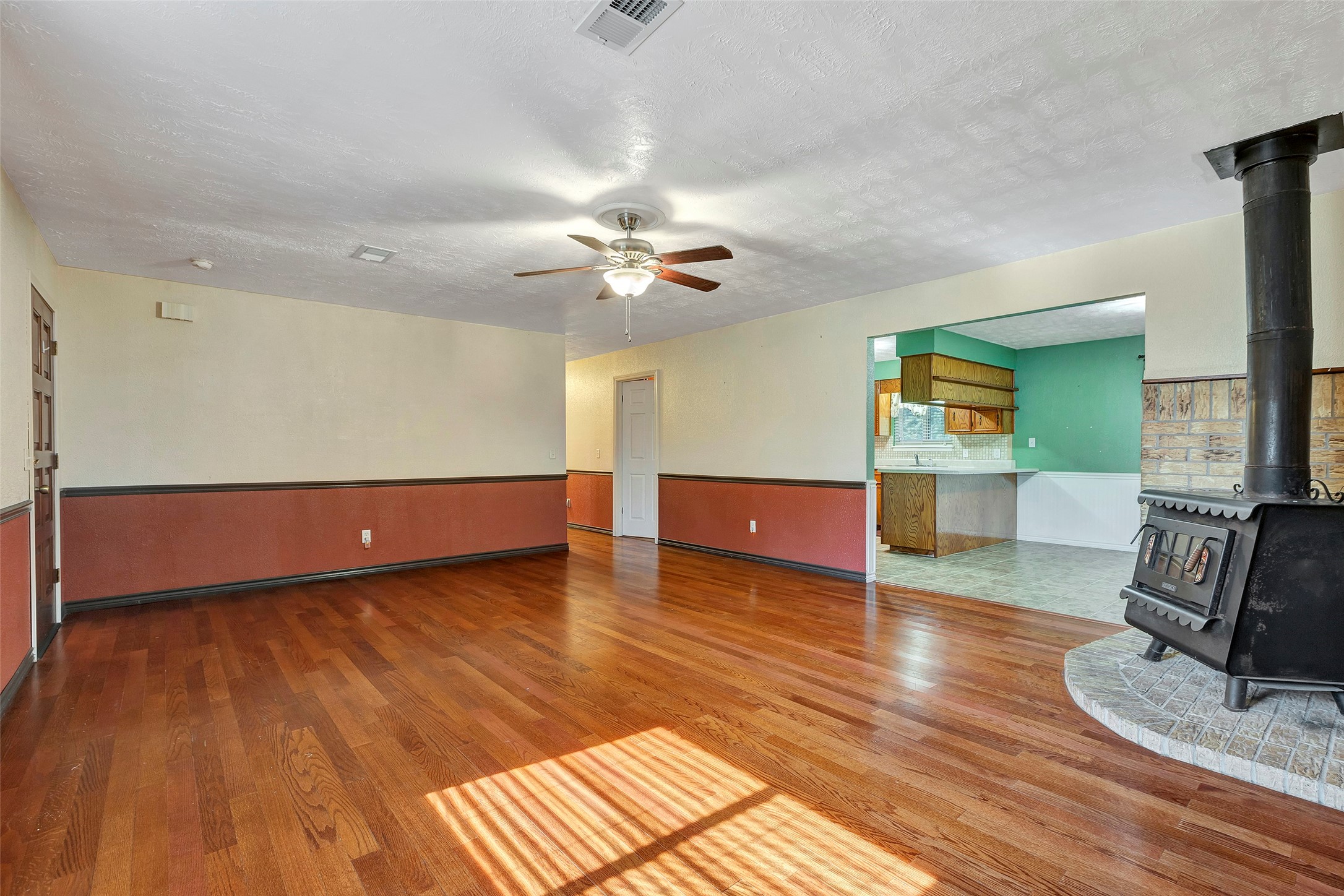 302 Walnut Cove Road Onalaska, TX 77360 - Photo 12 of 25 a view of livingroom with hardwood floor and a ceiling fan
