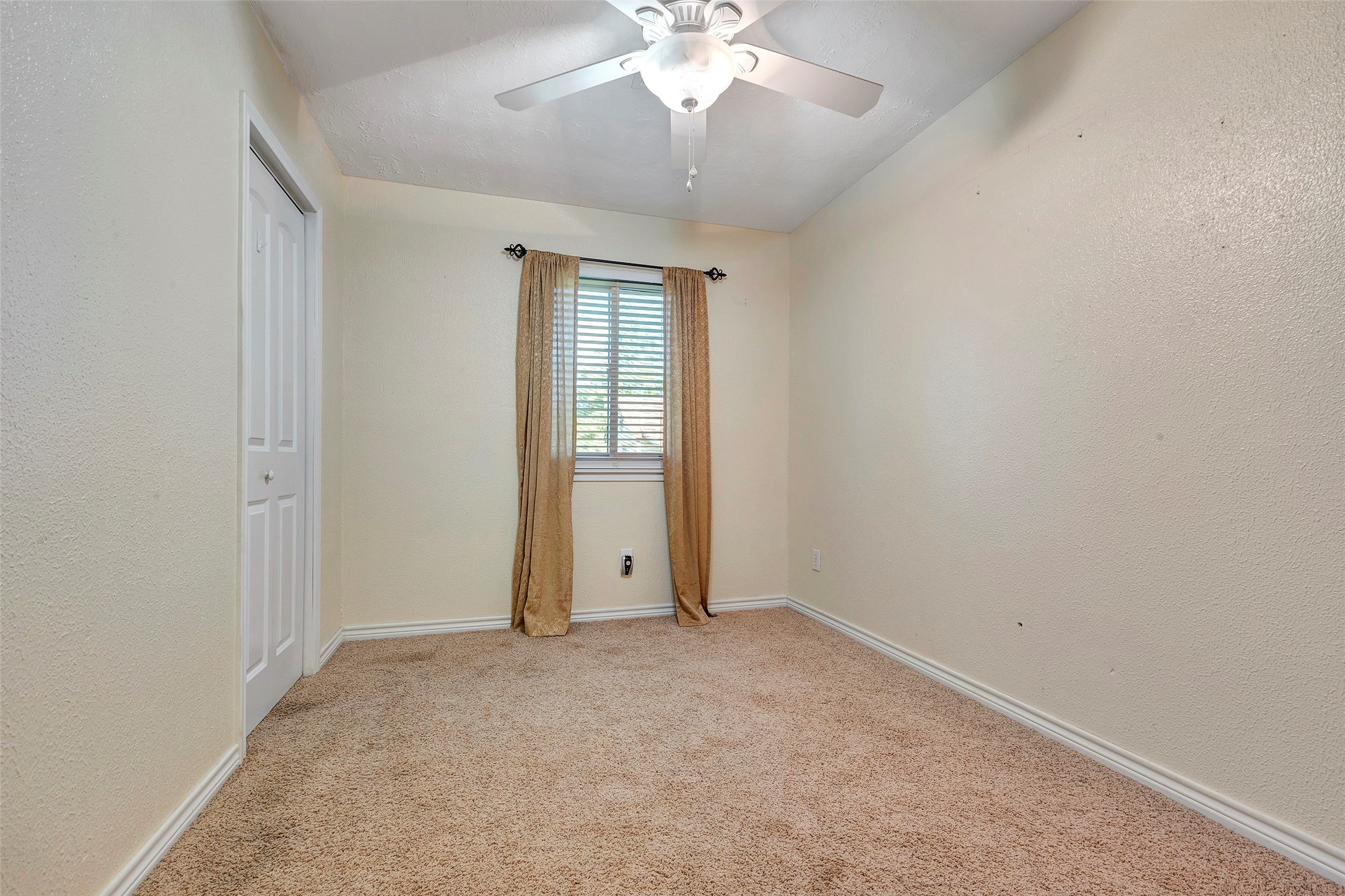 302 Walnut Cove Road Onalaska, TX 77360 - Photo 14 of 25 an empty room with chandelier fan and windows