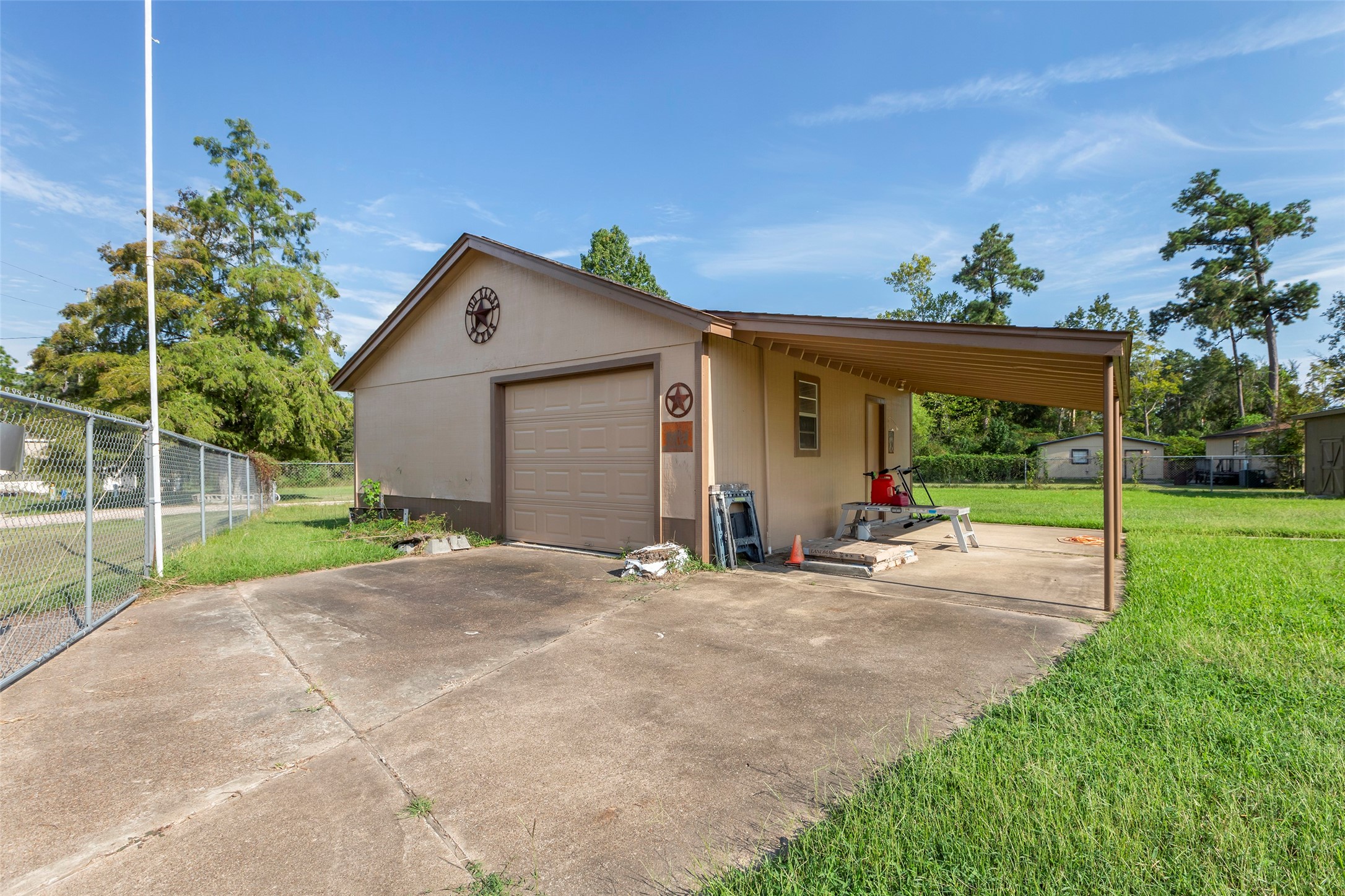 302 Walnut Cove Road Onalaska, TX 77360 - Photo 18 of 25 a view of a house with backyard and porch