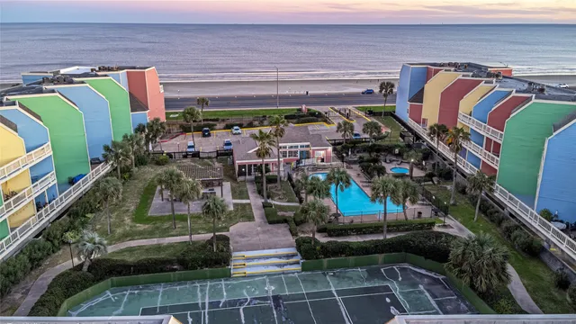 a view of entryway with outdoor area