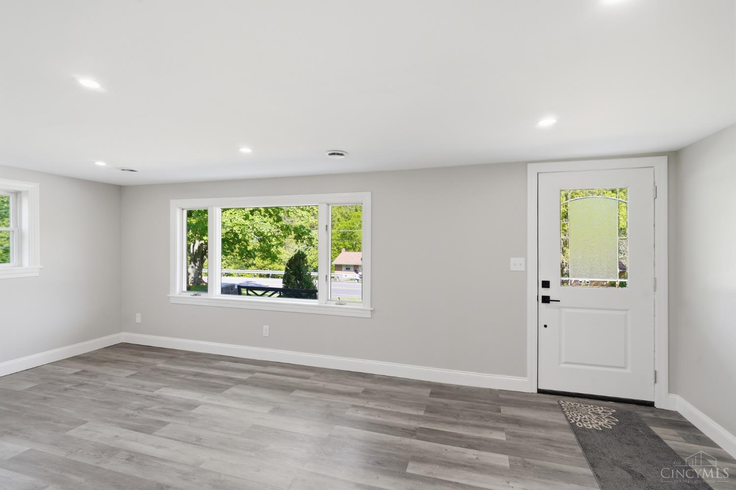 7098 Sheed Road Cincinnati, OH 45247 - Photo 4 of 28