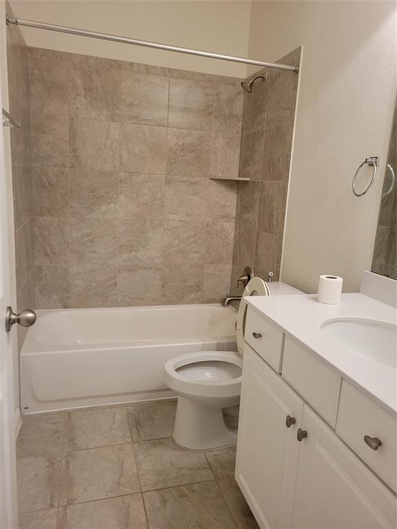 214 Diamond Point Drive Dripping Springs, TX 78620 - Photo 5 of 32 a bathroom with a sink a toilet and a bathtub