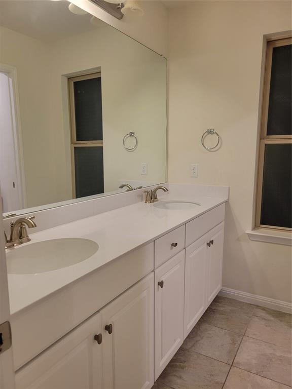 214 Diamond Point Drive Dripping Springs, TX 78620 - Photo 10 of 32 Upstairs guest bath