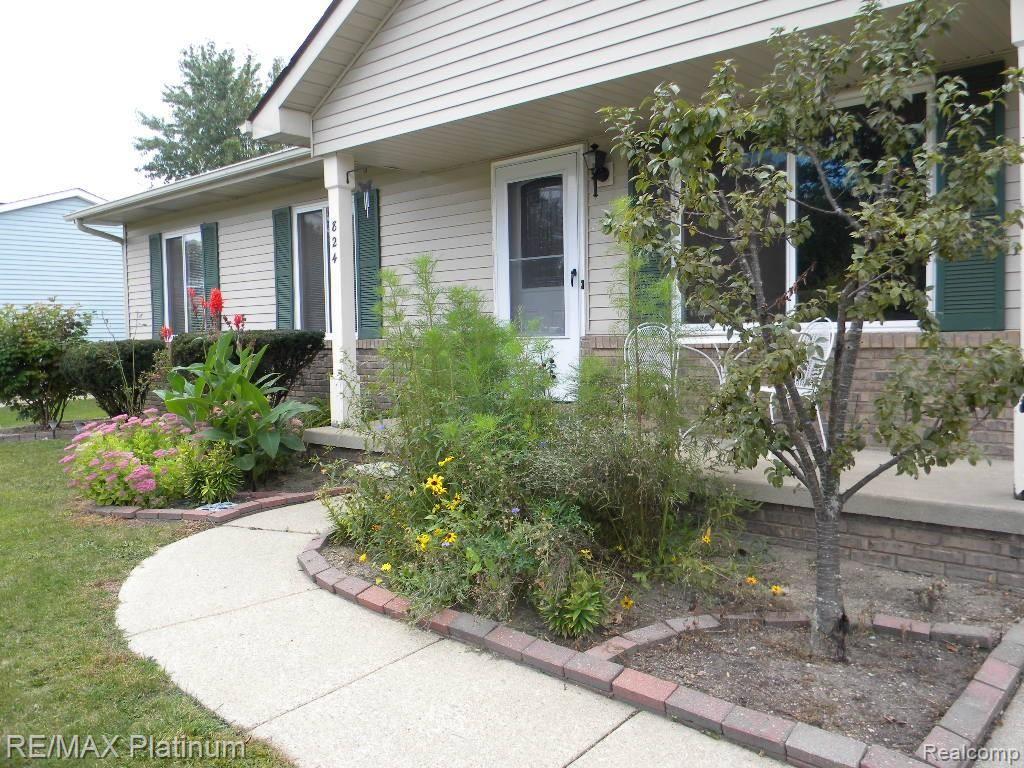 824 Tanager Trail Howell, MI 48843 - Photo 3 of 25 Nice Landscaping