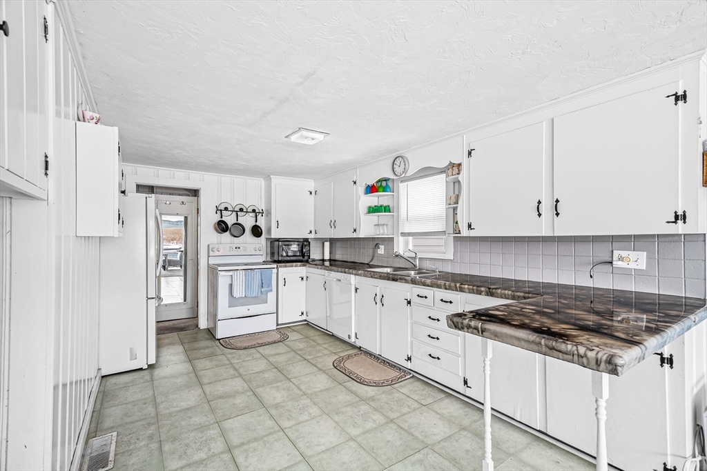 345 Quaker Road Falmouth, MA 02556 - Photo 11 of 30