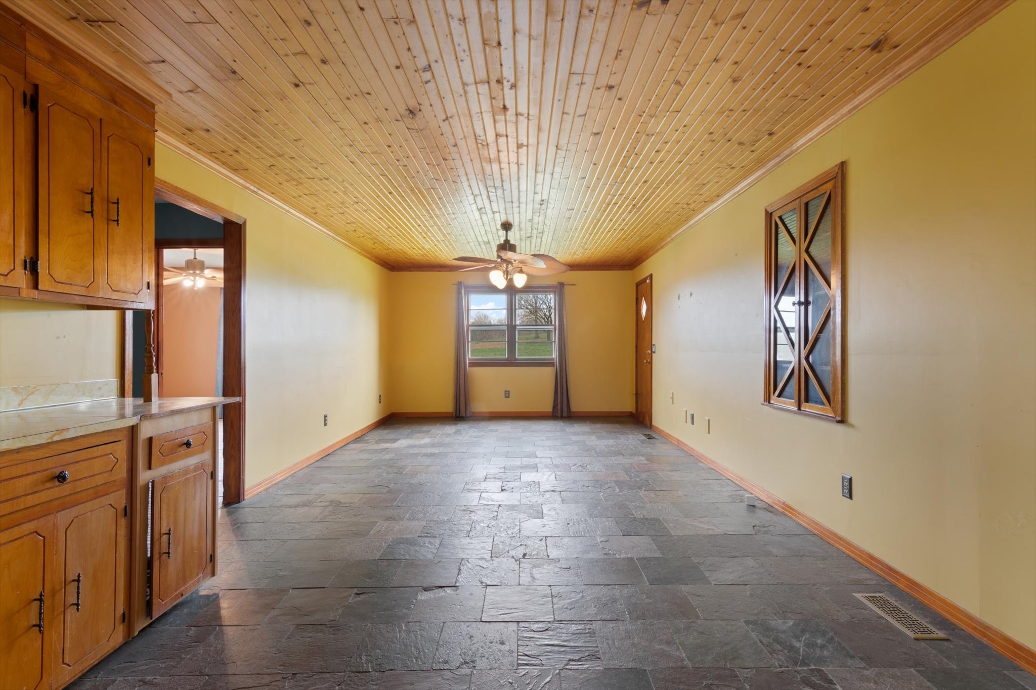 5429 Baxter Road Baxter, TN 38544 - Photo 16 of 36 a view of a hallway with windows