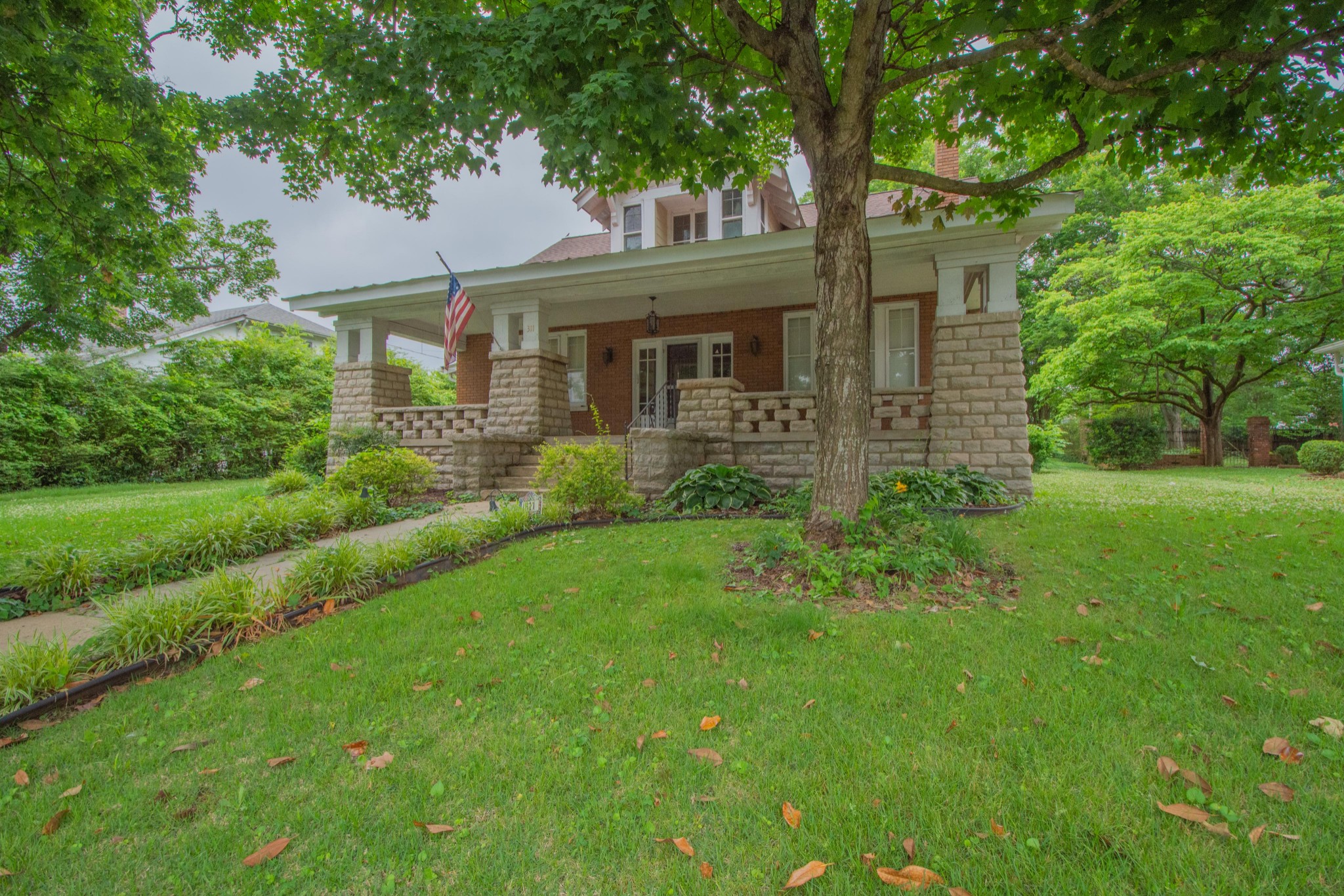 311 South 3rd Street Pulaski, TN 38478 - Photo 3 of 44 a front view of a house with garden