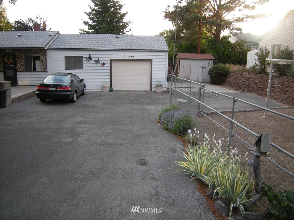 214 North Canyon Road Yakima, WA 98901 - Photo 3 of 4 Gallery Image 3