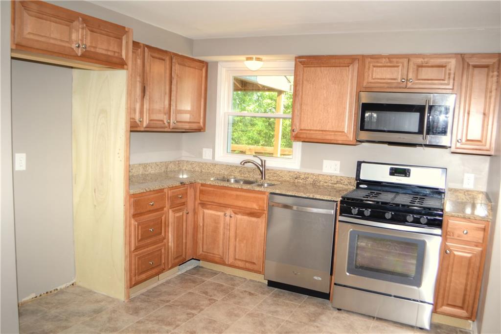 131 McIntyre Road Pittsburgh, PA 15237 - Photo 7 of 25 Granite counter tops and dual bowl sink