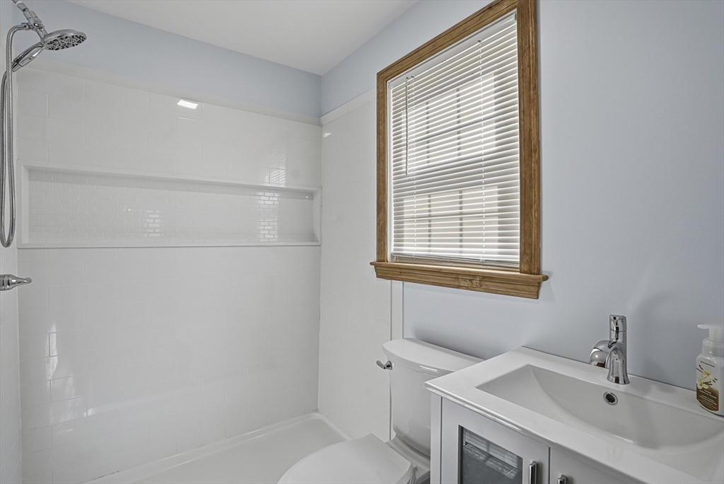 71 Pickering Avenue Bellingham, MA 02019 - Photo 13 of 27