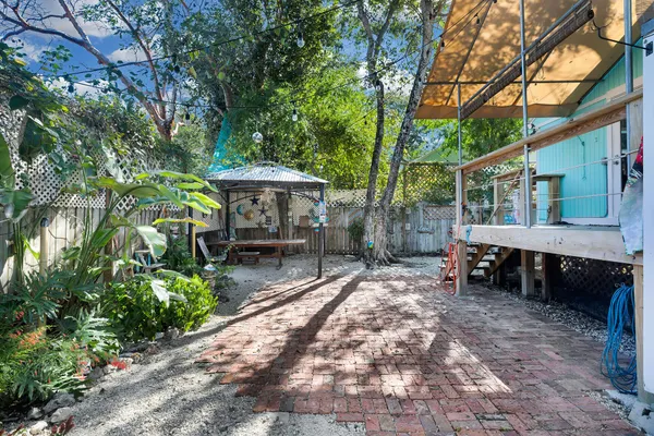 a view of entryway with a yard