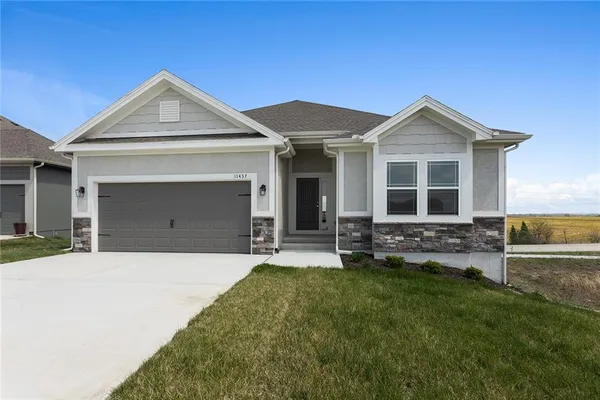 $424,999 | 11437 North Auburndale Circle, Kansas City, MO 64157