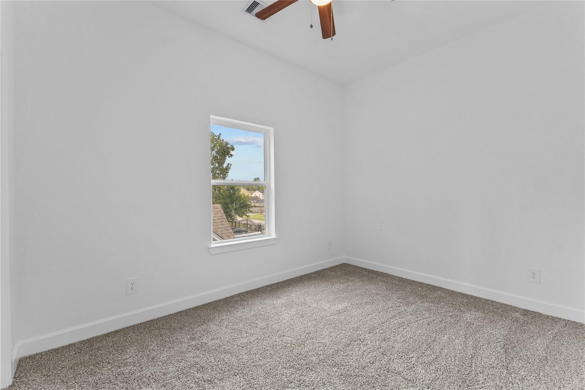 7805 Farnsworth Street, Unit B Houston, TX 77022 - Photo 18 of 26 an empty room with a window