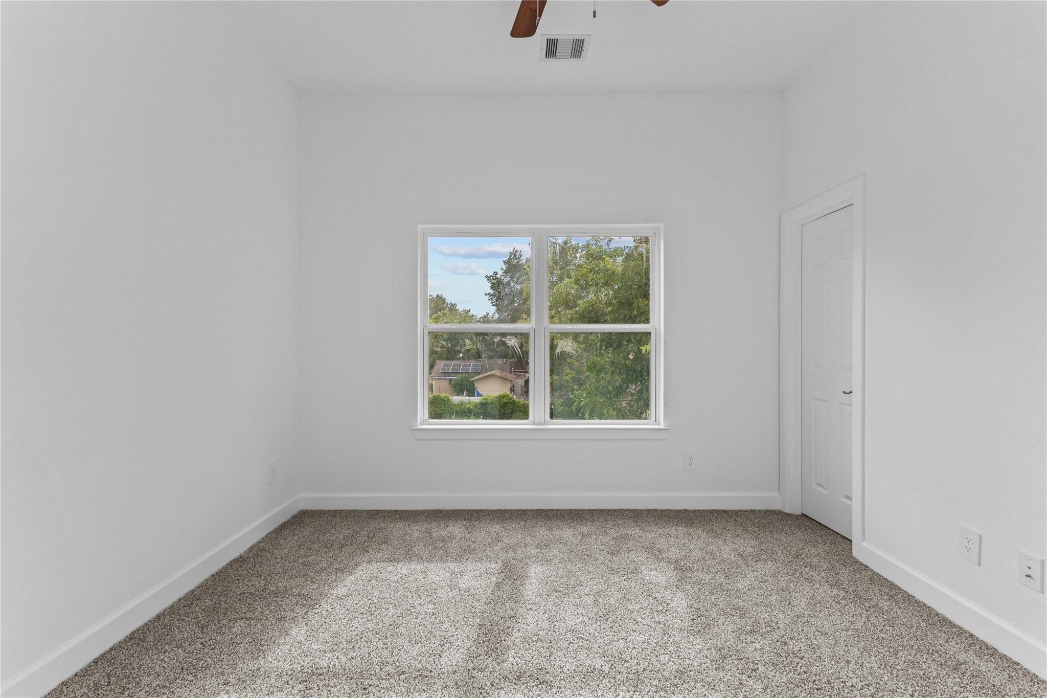 7805 Farnsworth Street, Unit B Houston, TX 77022 - Photo 20 of 26 an empty room with a window