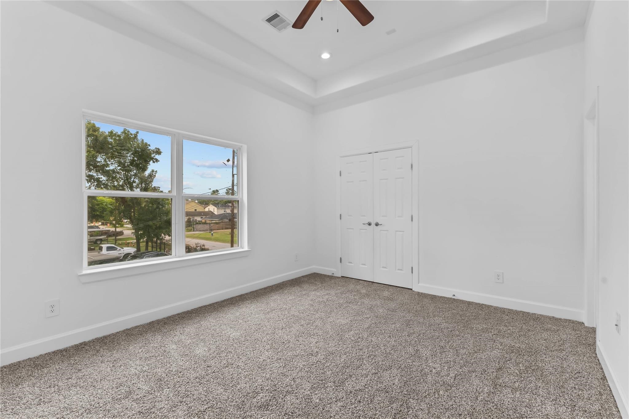 7805 Farnsworth Street, Unit B Houston, TX 77022 - Photo 21 of 26 an empty room with a window