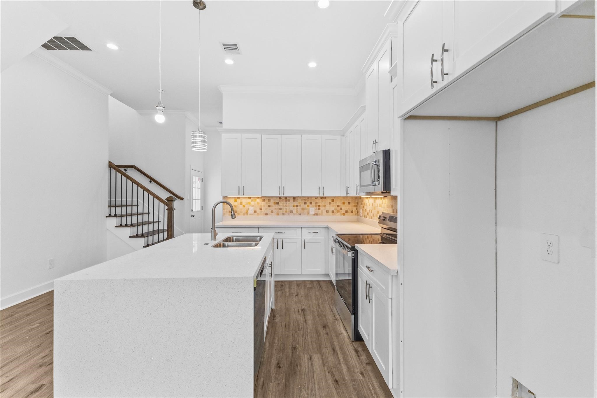 7805 Farnsworth Street, Unit B Houston, TX 77022 - Photo 10 of 26 a kitchen with a refrigerator and a stove