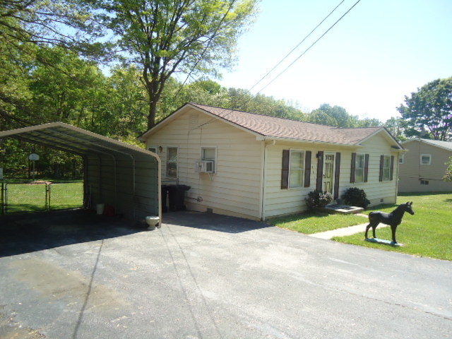 1001 Martin McNeil Road Salem, VA 24153 - Photo 4 of 34 Driveway