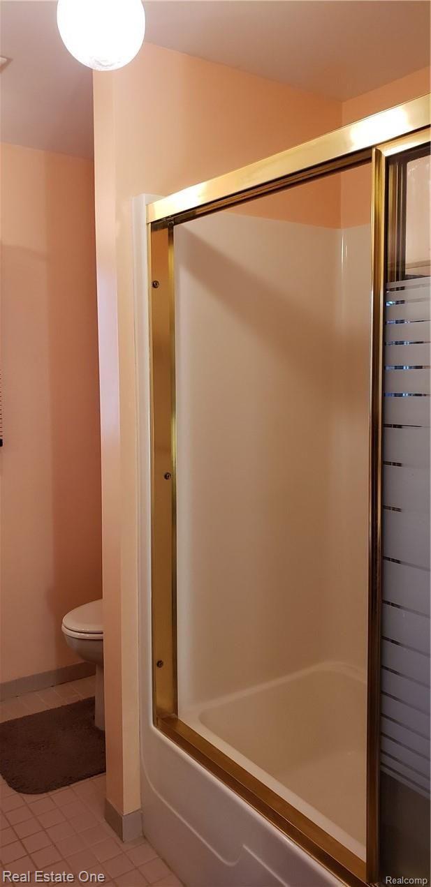 2951 Shewbird Road Wixom, MI 48393 - Photo 18 of 22 1st floor full bath with shower and tub