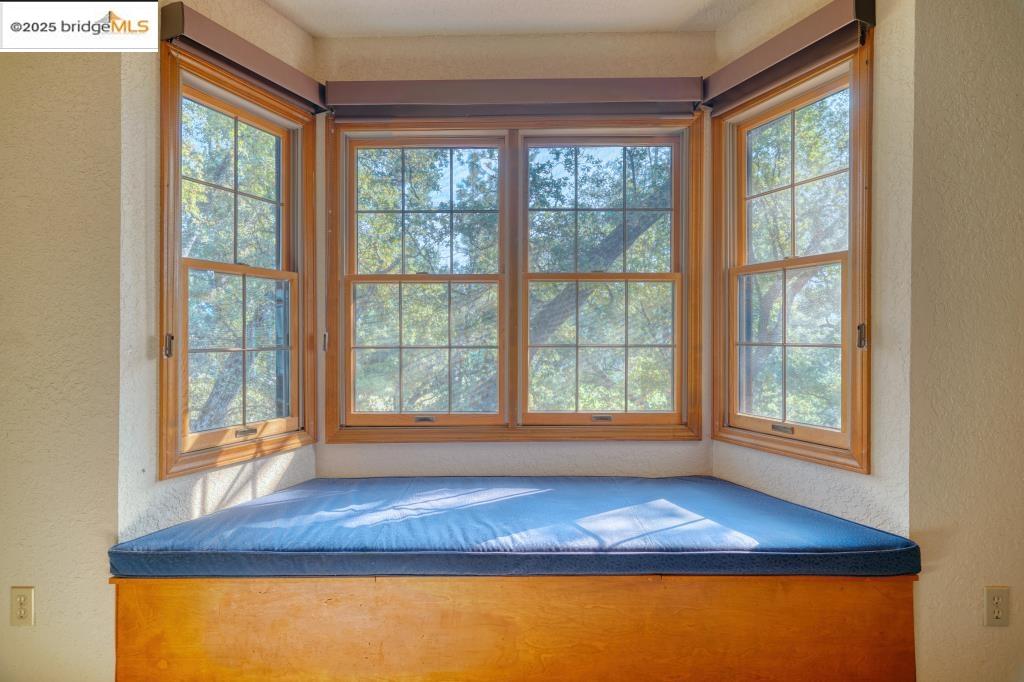 19195 Ferretti Road Groveland, CA 95321 - Photo 12 of 51 Window seat with storage.