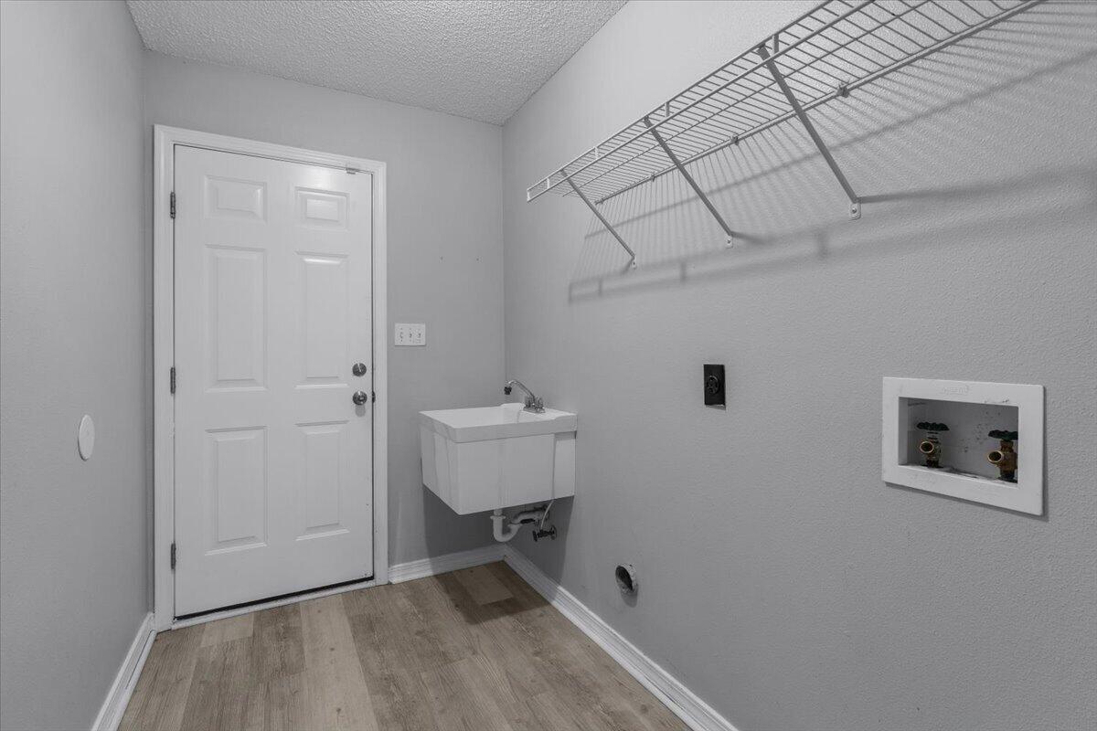 427 Triton Street Crestview, FL 32536 - Photo 36 of 43 a room that has a table and a chair in it