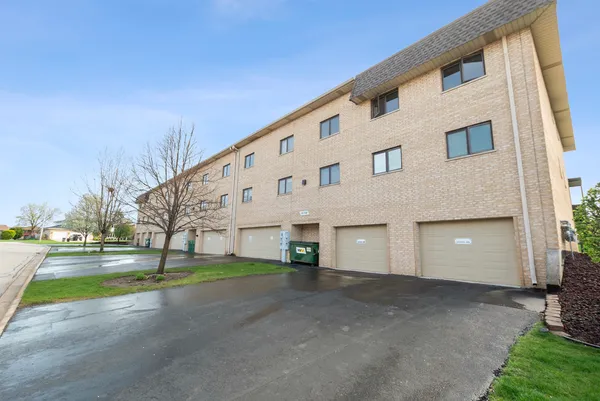 $275,000 | 15705 Old Orchard Court, Unit 2S, Orland Park, IL 60462