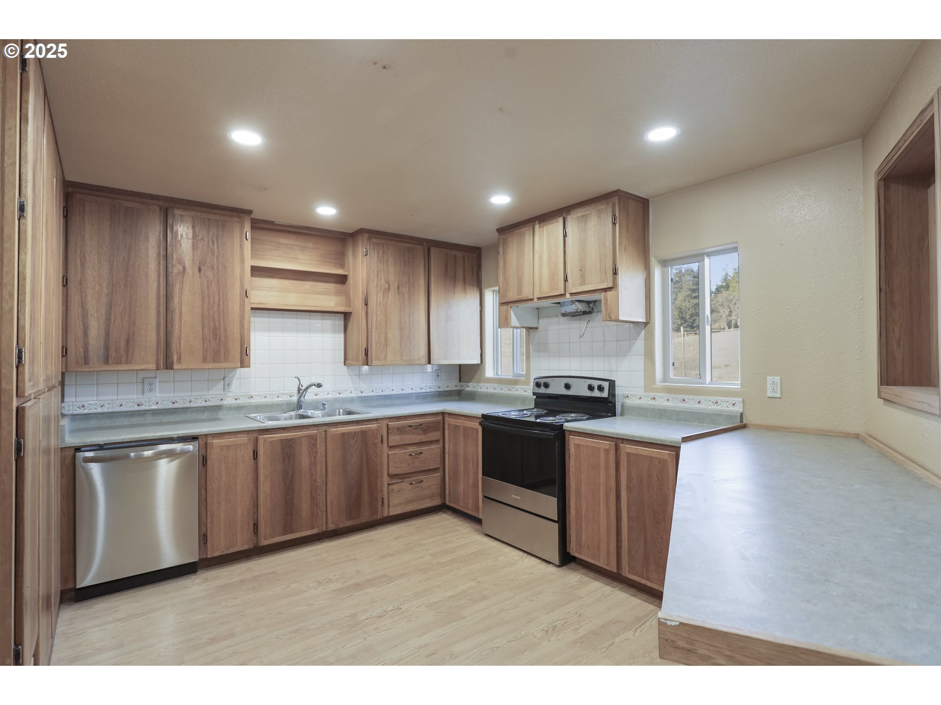 401 Johnson Road Lyle, WA 98635 - Photo 22 of 48 a kitchen with stainless steel appliances granite countertop a sink stove and refrigerator