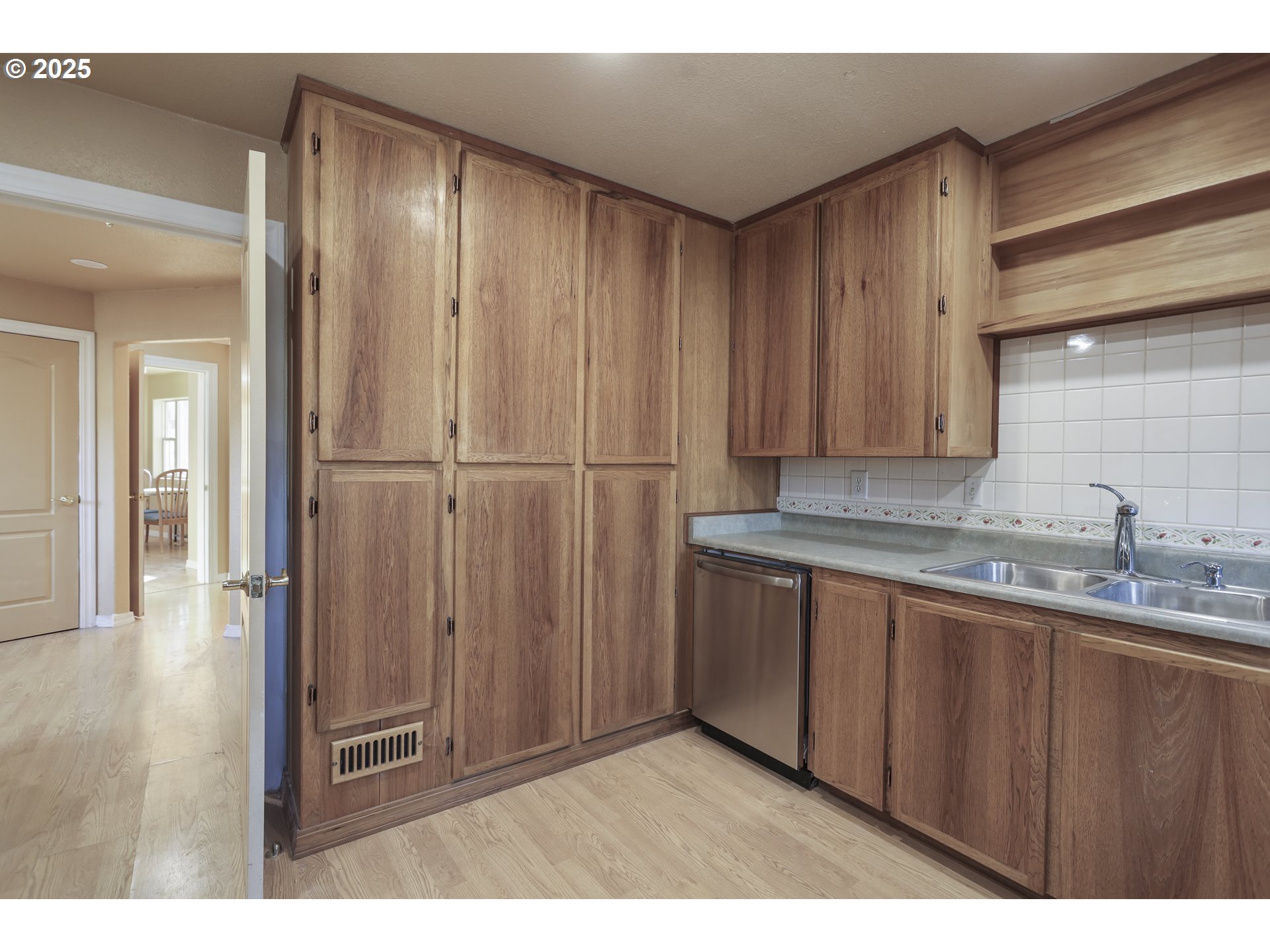 401 Johnson Road Lyle, WA 98635 - Photo 23 of 48 a bathroom with a sink and a mirror
