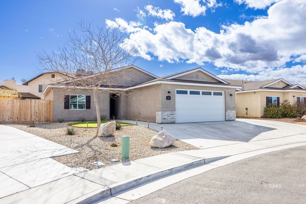 1014 Ocean Avenue Ridgecrest, CA 93555 - Photo 4 of 37 a front view of a house with parking space