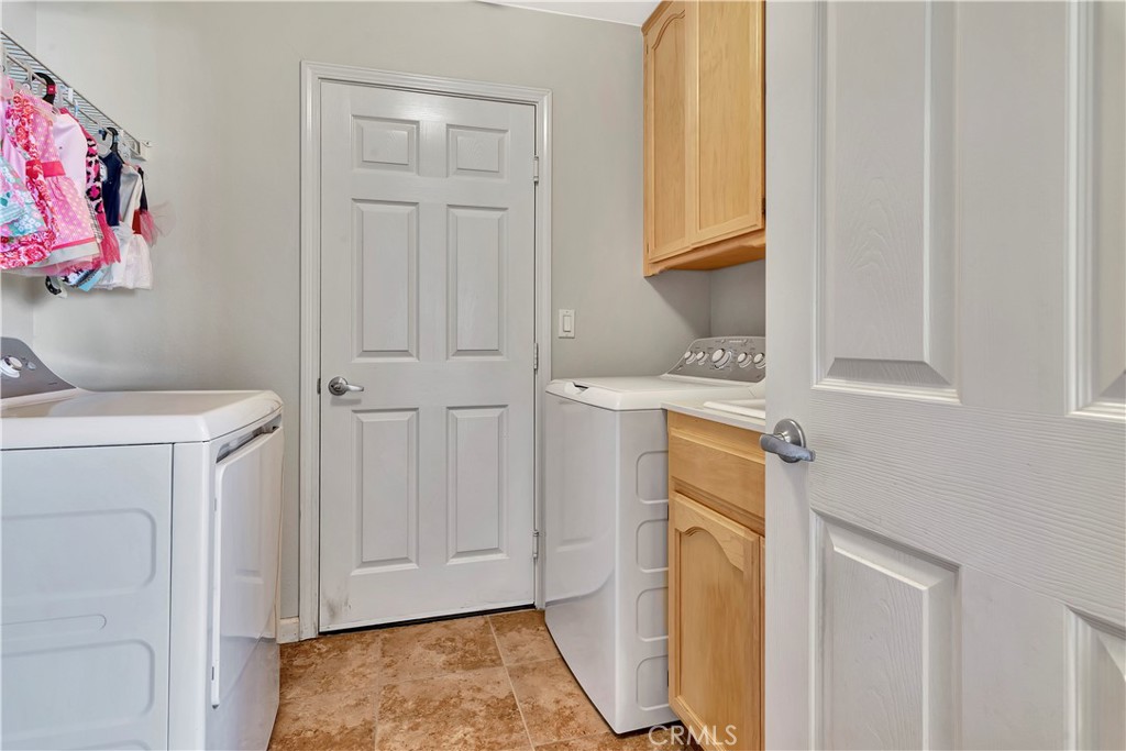 2104 Summit Drive Paso Robles, CA 93446 - Photo 19 of 31 a view of walk in closet with window