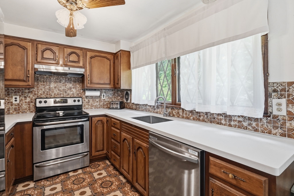 16 Gloria Road Randolph, MA 02368 - Photo 13 of 31