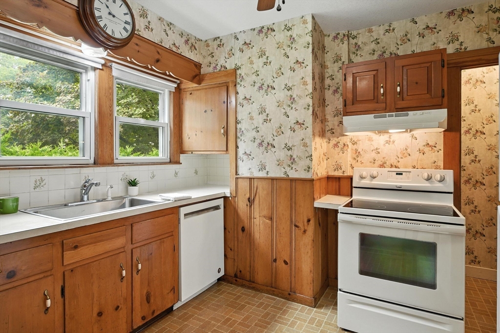 36 Benz Street Springfield, MA 01118 - Photo 15 of 41
