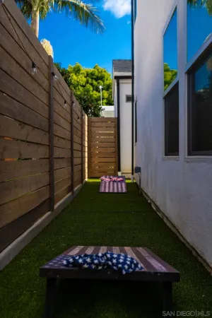 a view of a backyard
